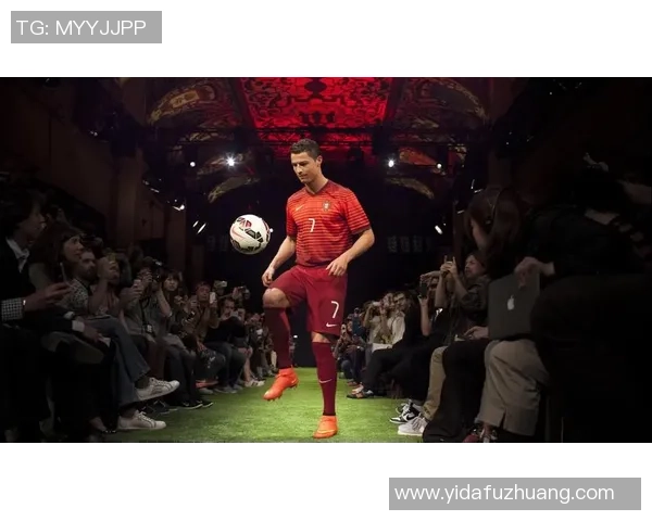 足球明星穿黑色皮衣展现酷炫风格的精彩瞬间合集